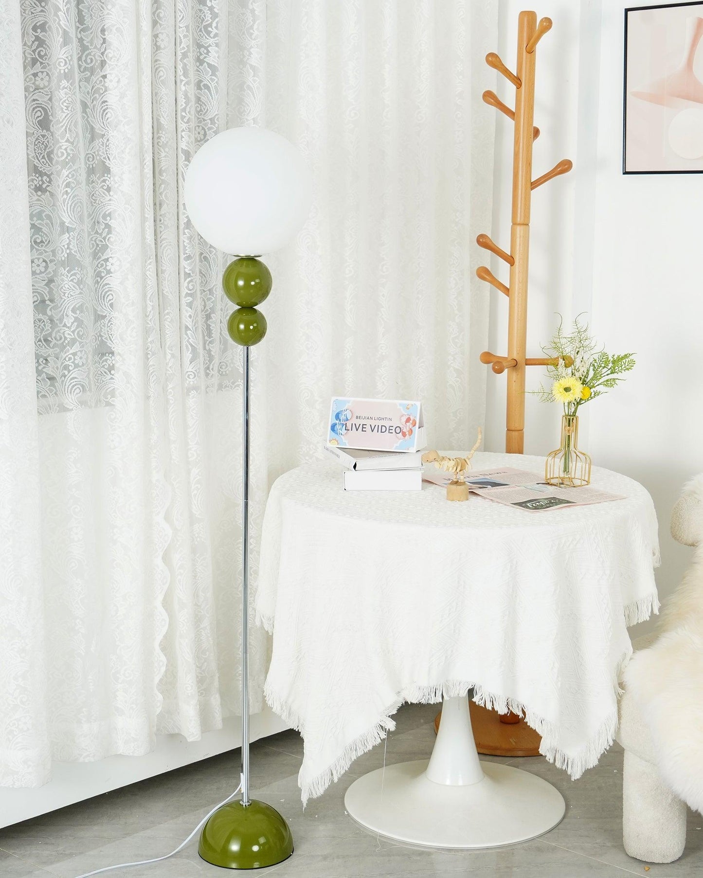 Moderne Design Stehlampe aus Metall und Glas - Elegante Beleuchtung für Ihr Interieur