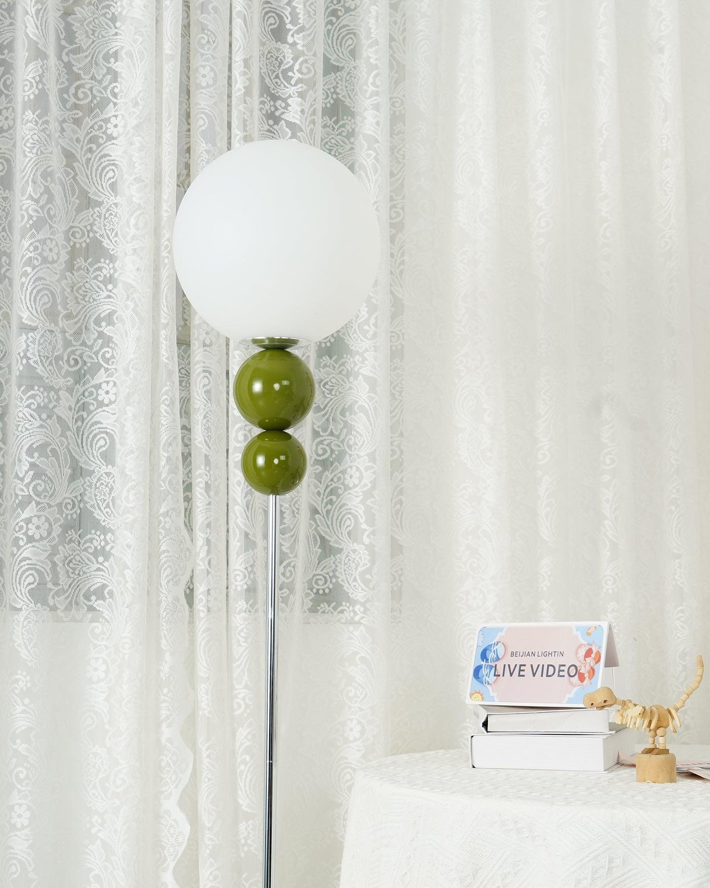 Moderne Design Stehlampe aus Metall und Glas - Elegante Beleuchtung für Ihr Interieur