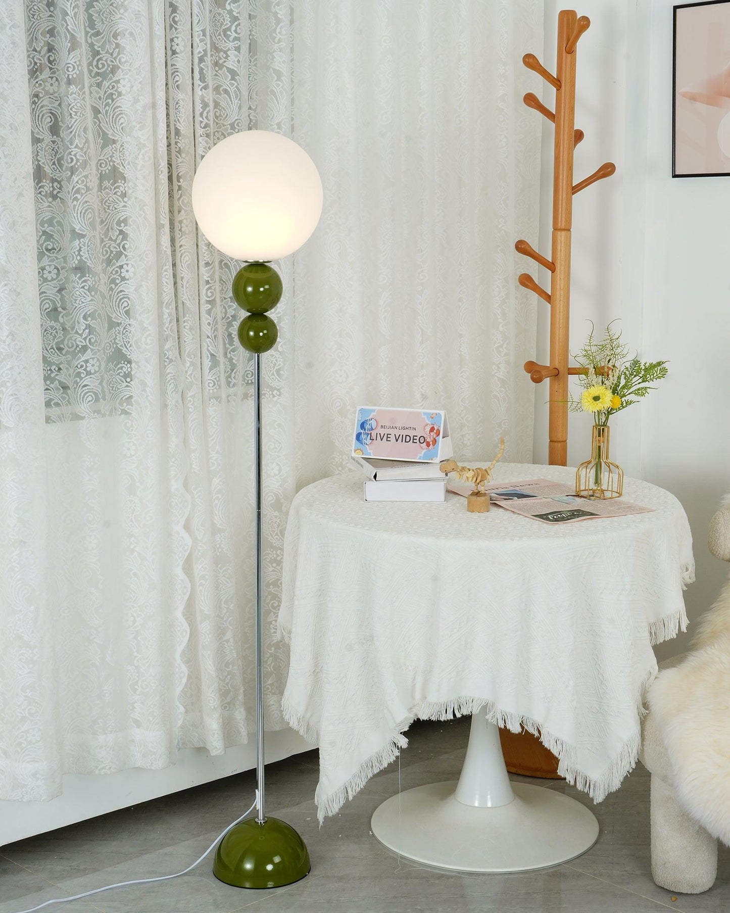 Moderne Design Stehlampe aus Metall und Glas - Elegante Beleuchtung für Ihr Interieur