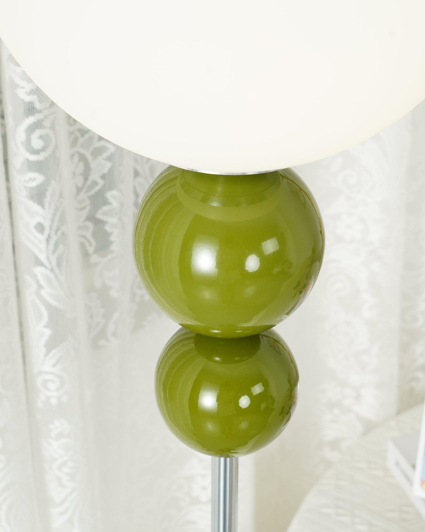 Moderne Design Stehlampe aus Metall und Glas - Elegante Beleuchtung für Ihr Interieur