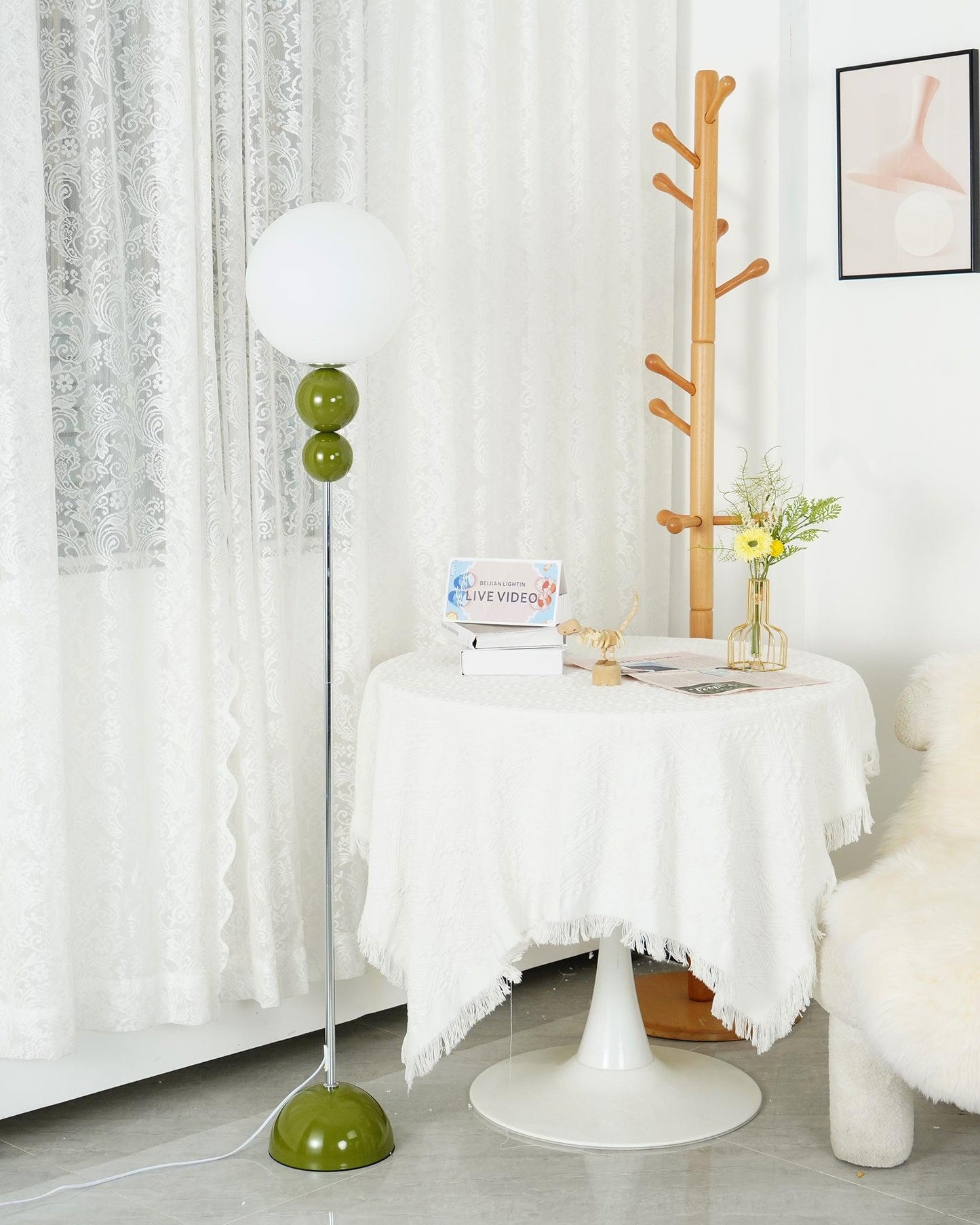 Moderne Design Stehlampe aus Metall und Glas - Elegante Beleuchtung für Ihr Interieur