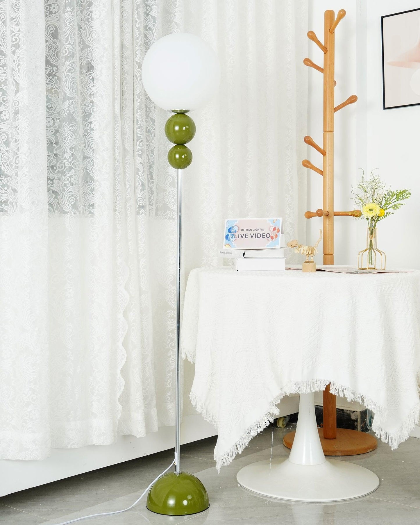 Moderne Design Stehlampe aus Metall und Glas - Elegante Beleuchtung für Ihr Interieur