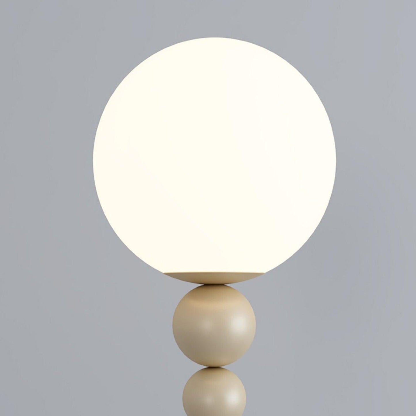 Moderne Design Stehlampe aus Metall und Glas - Elegante Beleuchtung für Ihr Interieur