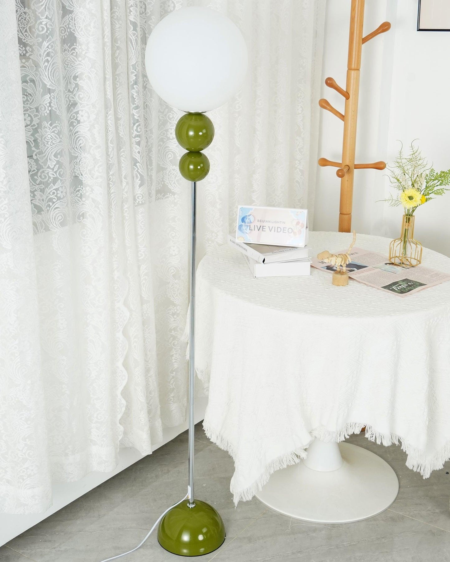 Moderne Design Stehlampe aus Metall und Glas - Elegante Beleuchtung für Ihr Interieur