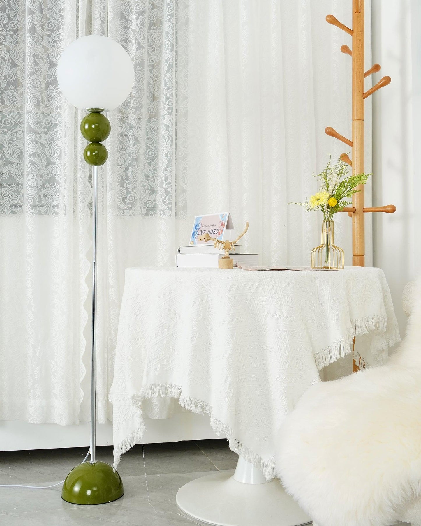 Moderne Design Stehlampe aus Metall und Glas - Elegante Beleuchtung für Ihr Interieur