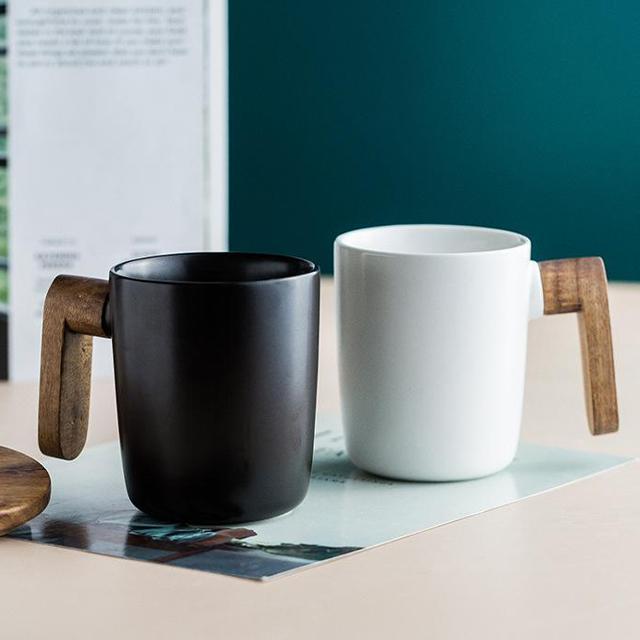 Nordischer Kaffeebecher mit Holzgriff und Deckel