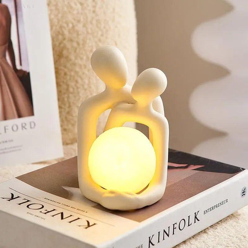 Elegante batteriebetriebene Tischlampe mit Nachtlicht – Romantisches Paar-Statuen-Design für Nachttisch und Schlafzimmerdekoration