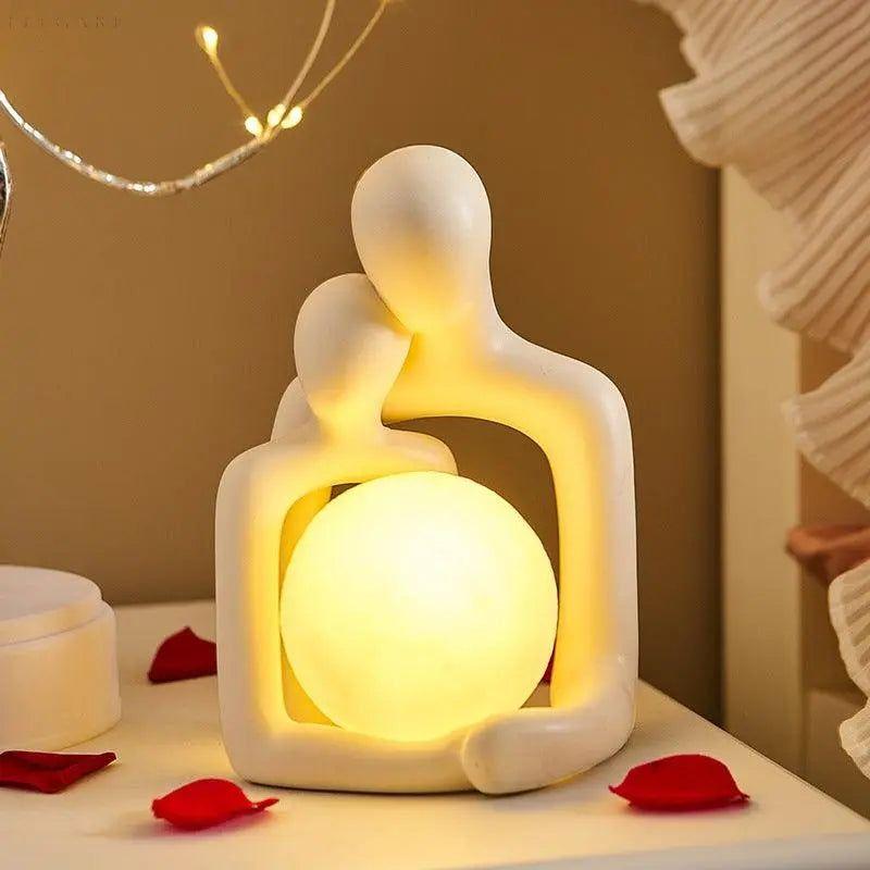 Elegante batteriebetriebene Tischlampe mit Nachtlicht – Romantisches Paar-Statuen-Design für Nachttisch und Schlafzimmerdekoration