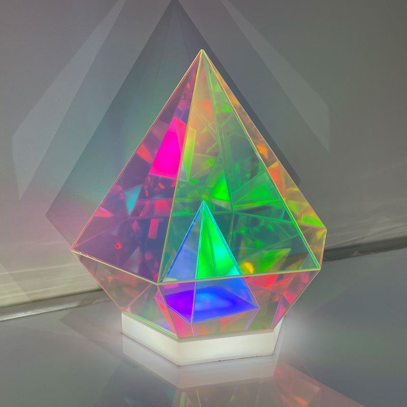 AuroraGlow Pyramid Lampe - Bunte LED Stimmungslicht