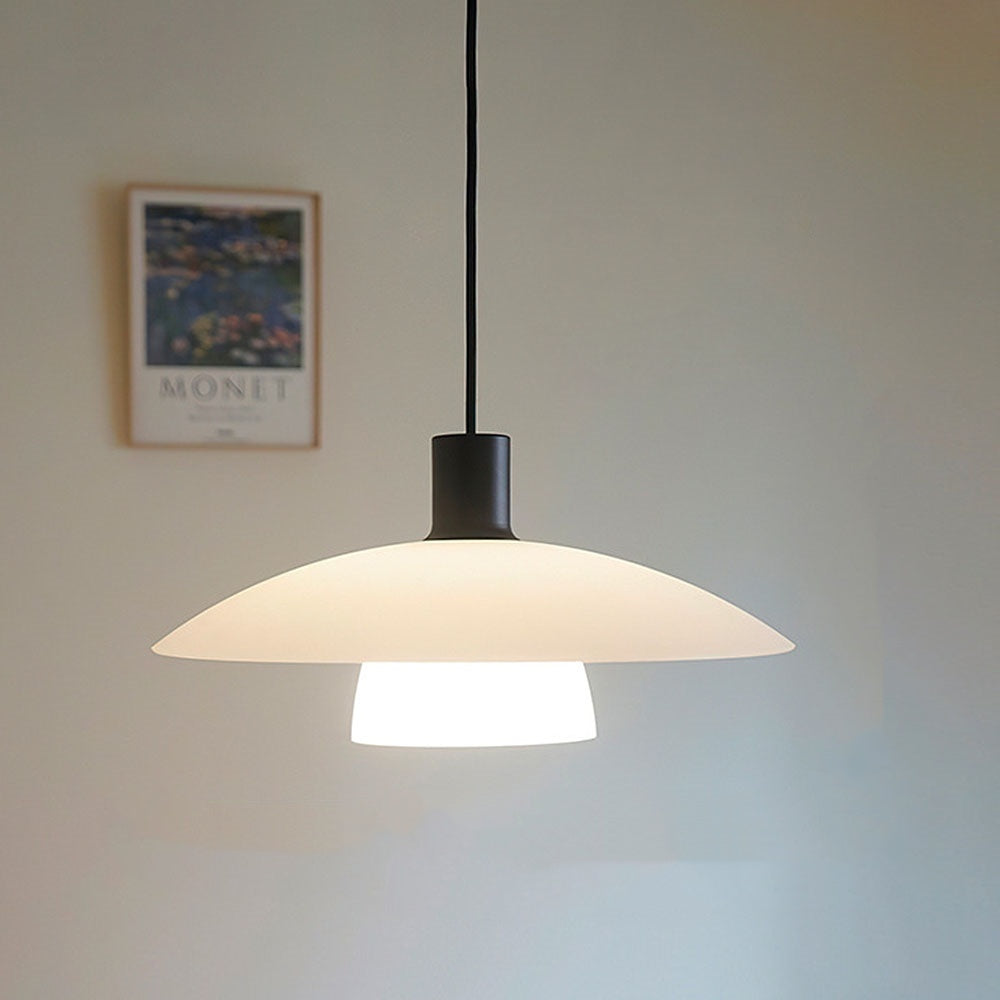 Minimalistische weiße Glasaufhängung – Moderne Lampe mit schlichter Gestaltung