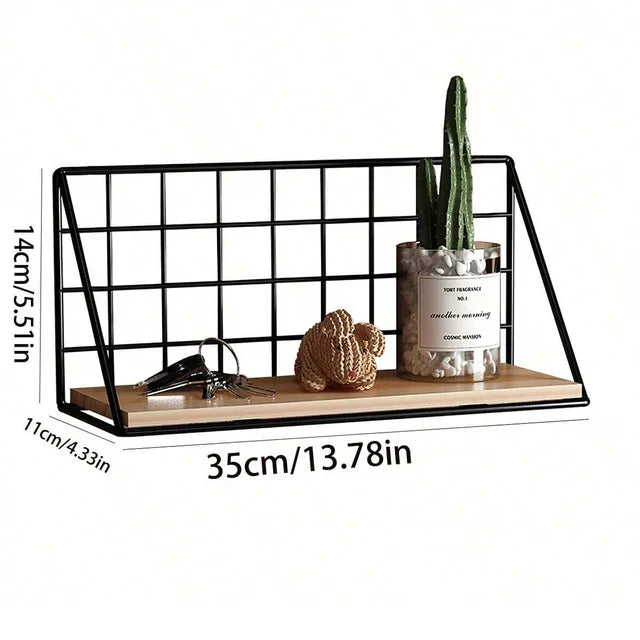 Modernes Wandregal mit Metallgitter und Holzablage