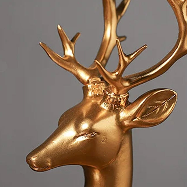 Weinregal mit goldenem Hirsch als Tischdekoration