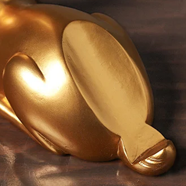 Weinregal mit goldenem Hirsch als Tischdekoration