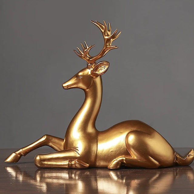 Weinregal mit goldenem Hirsch als Tischdekoration