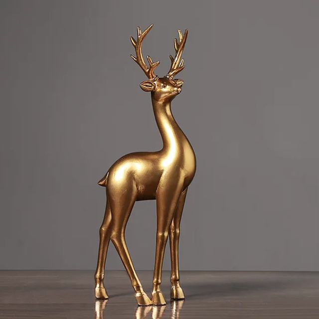 Weinregal mit goldenem Hirsch als Tischdekoration