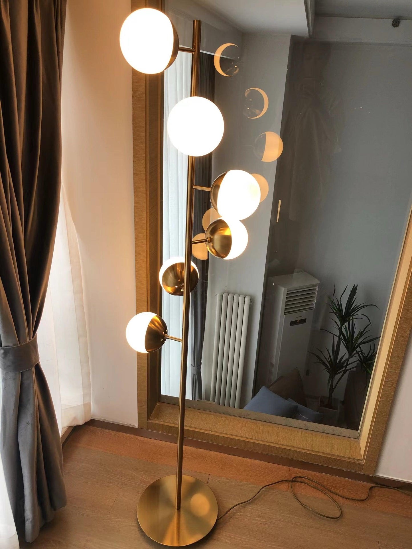 LED Baumlampe Doppler – Moderne Eleganz mit Glas-Kugeln