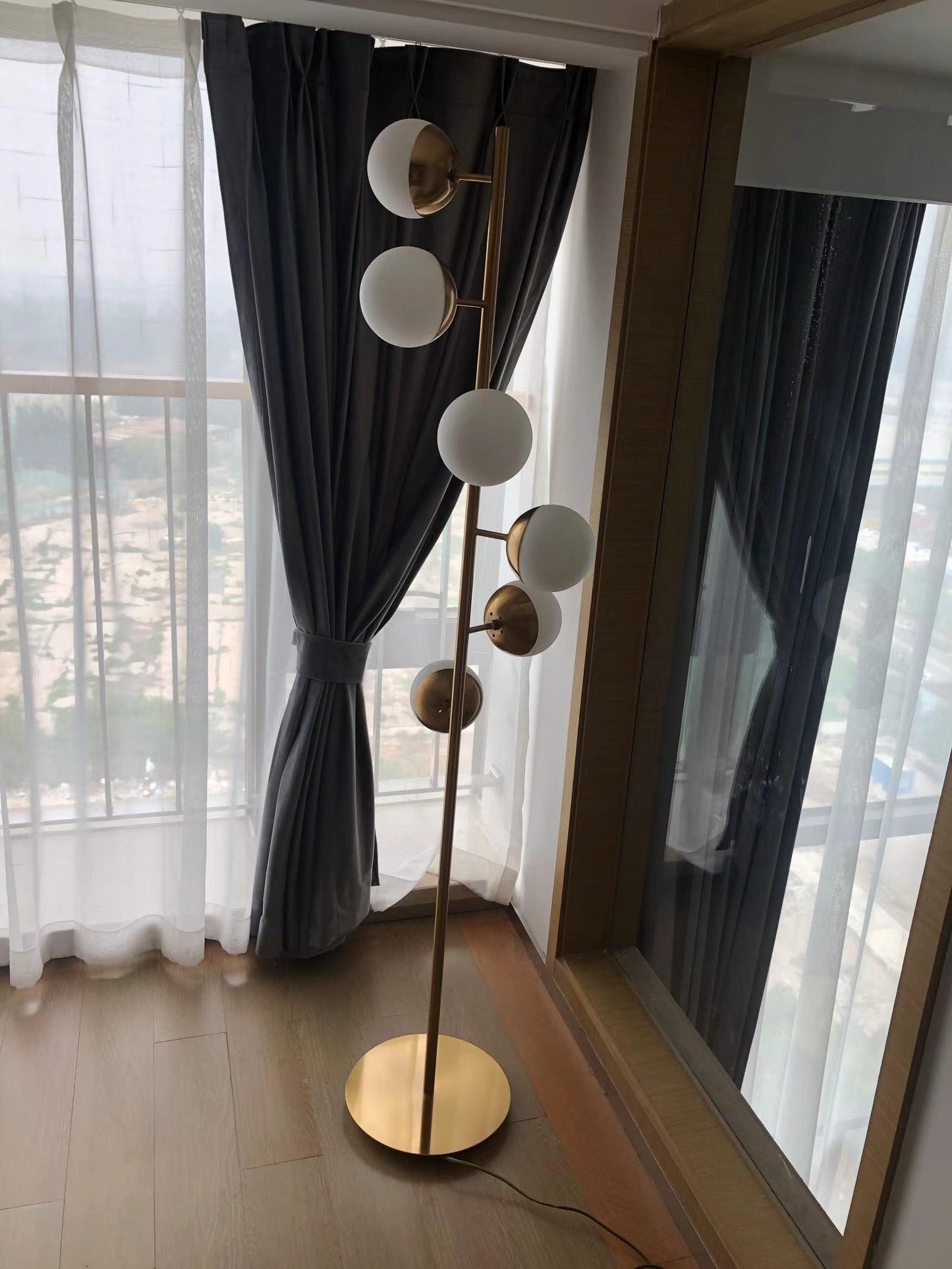 LED Baumlampe Doppler – Moderne Eleganz mit Glas-Kugeln