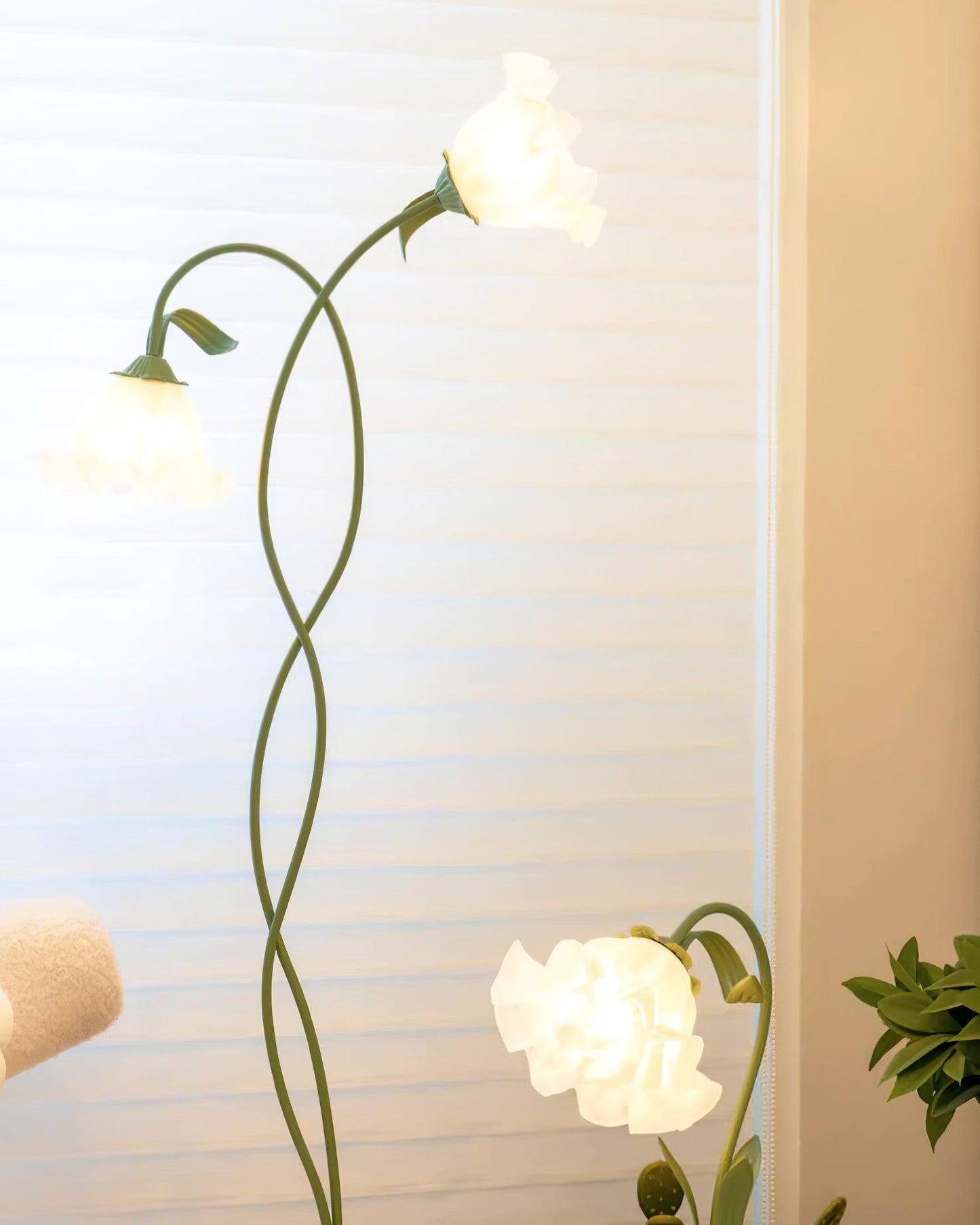 Stehlampe Calla Flowers – Elegante Beleuchtung mit weißen Blumen und raffiniertem Design