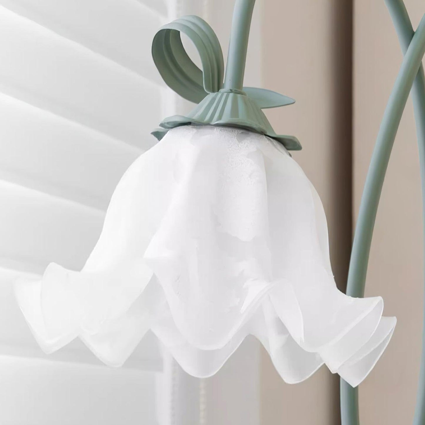 Stehlampe Calla Flowers – Elegante Beleuchtung mit weißen Blumen und raffiniertem Design