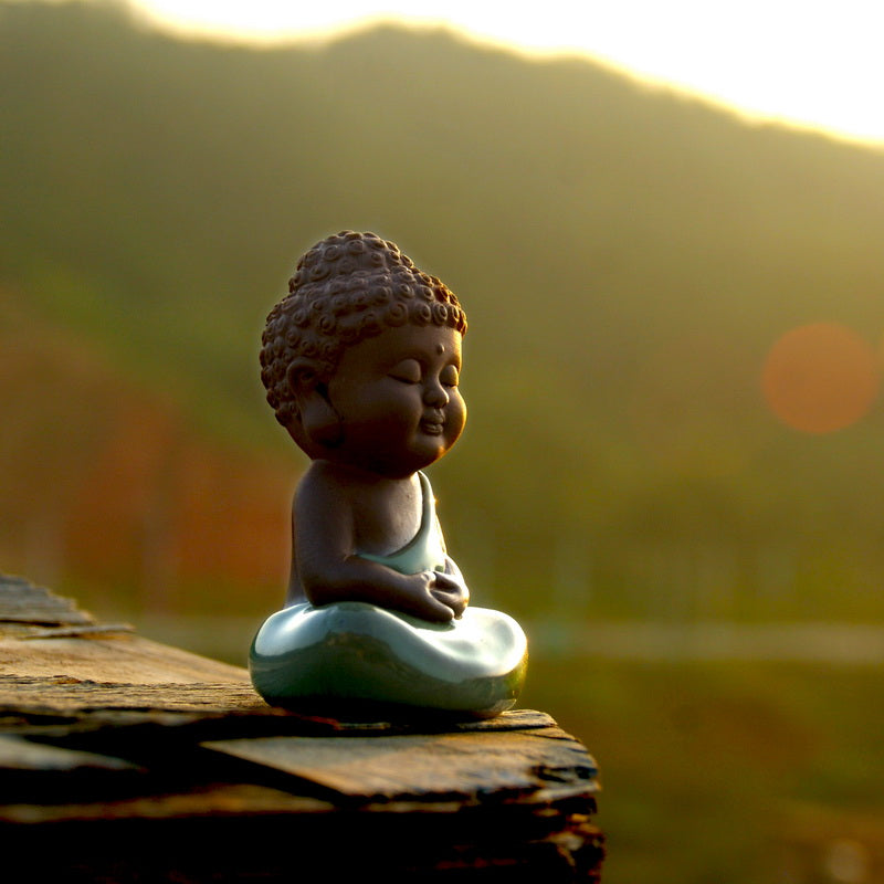 Kleine meditierende Buddhafiguren