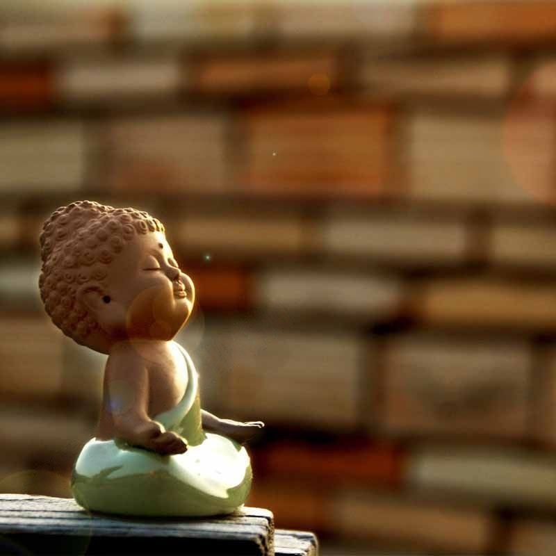Kleine meditierende Buddhafiguren
