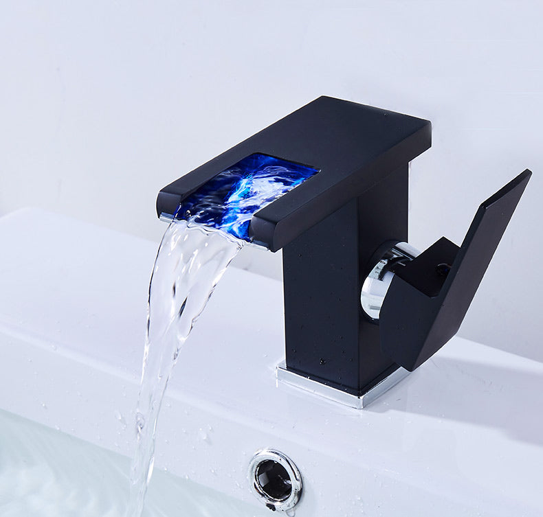 Modernes Badezimmer-Highlight – LED-Wasserhahn mit farbiger Beleuchtung