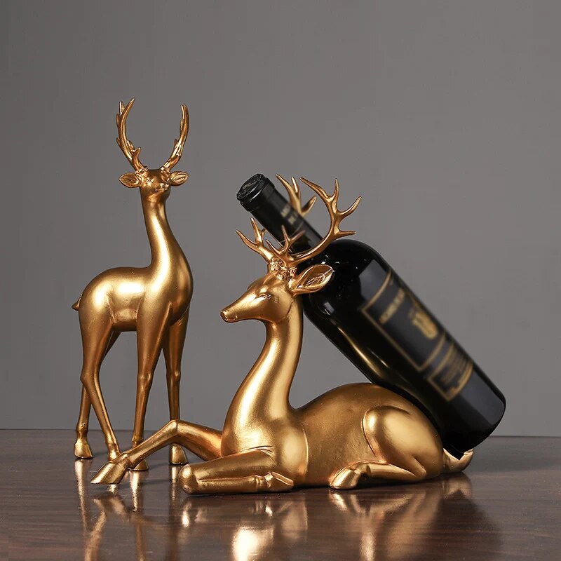Weinregal mit goldenem Hirsch als Tischdekoration