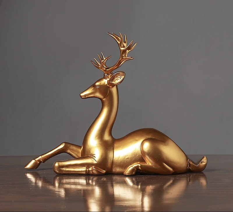 Weinregal mit goldenem Hirsch als Tischdekoration