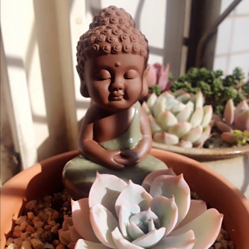 Kleine meditierende Buddhafiguren