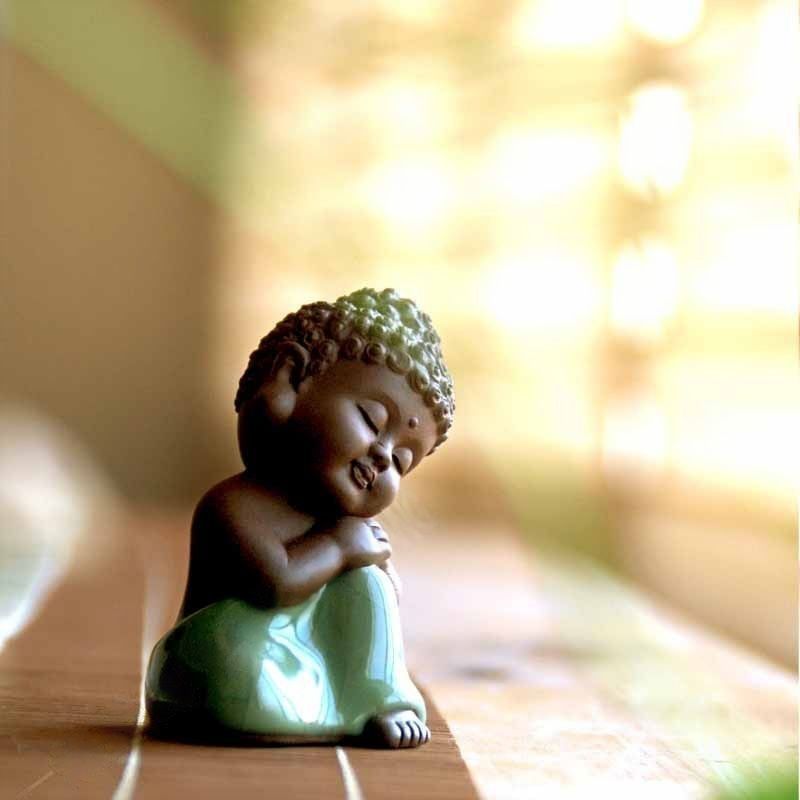 Kleine meditierende Buddhafiguren