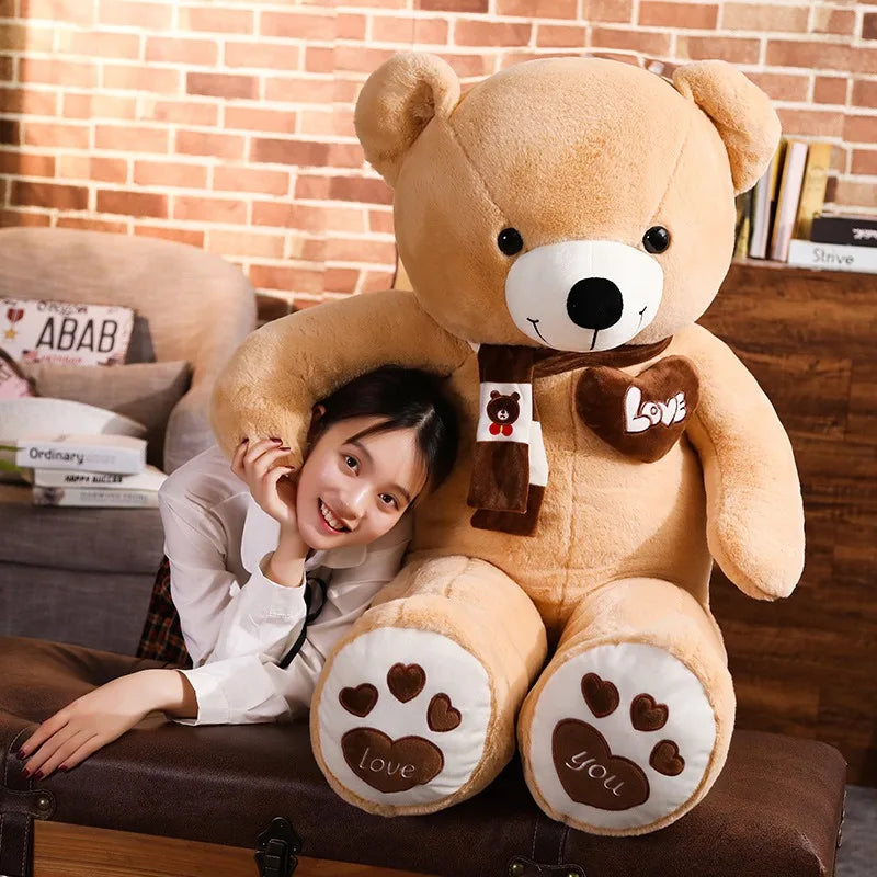 Garduru der Teddy - Lebensgroßer Kuscheltier mit Herzanhänger für romantische Anlässe