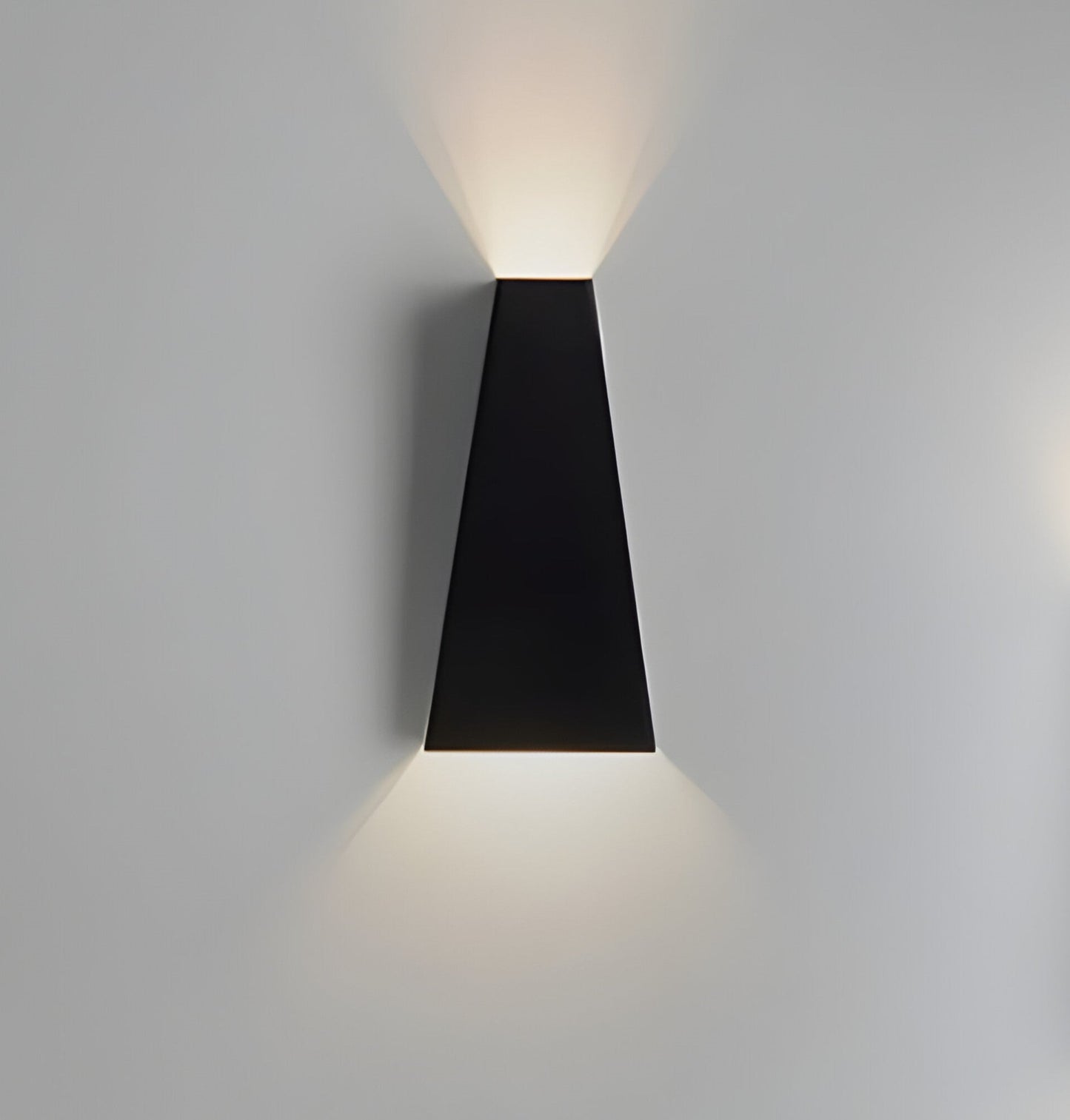 AlumiRay Wandlampe - Minimalistische trapezförmige Wandlampe - Up and Down Wandlichter LED