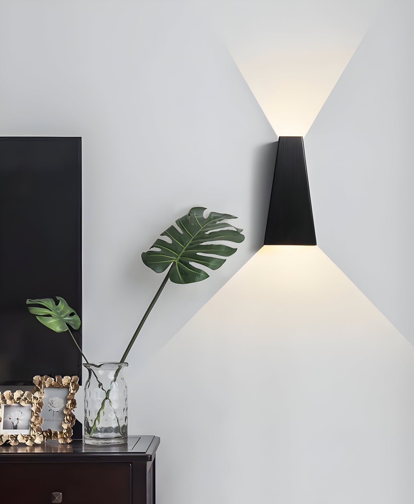 AlumiRay Wandlampe - Minimalistische trapezförmige Wandlampe - Up and Down Wandlichter LED