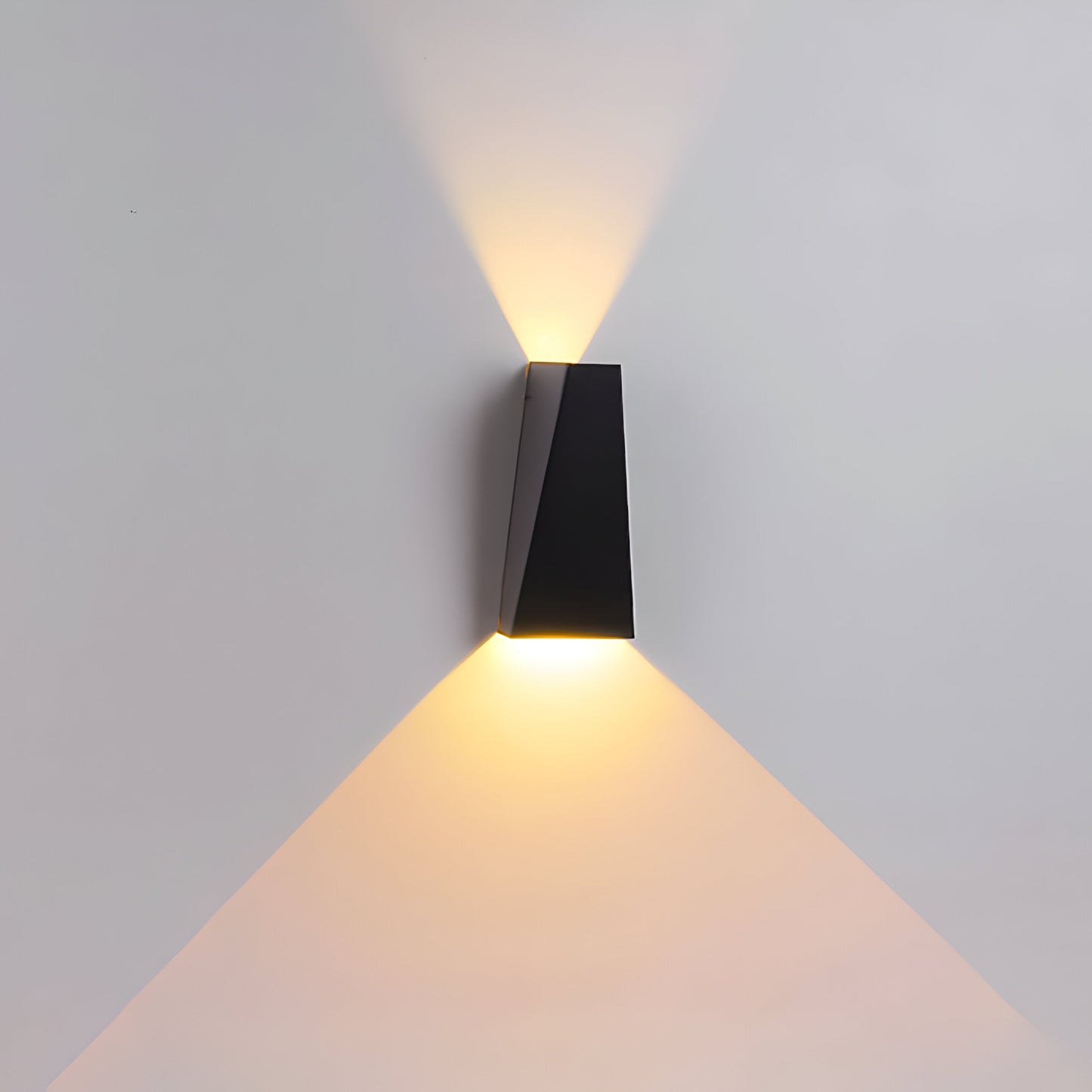 AlumiRay Wandlampe - Minimalistische trapezförmige Wandlampe - Up and Down Wandlichter LED