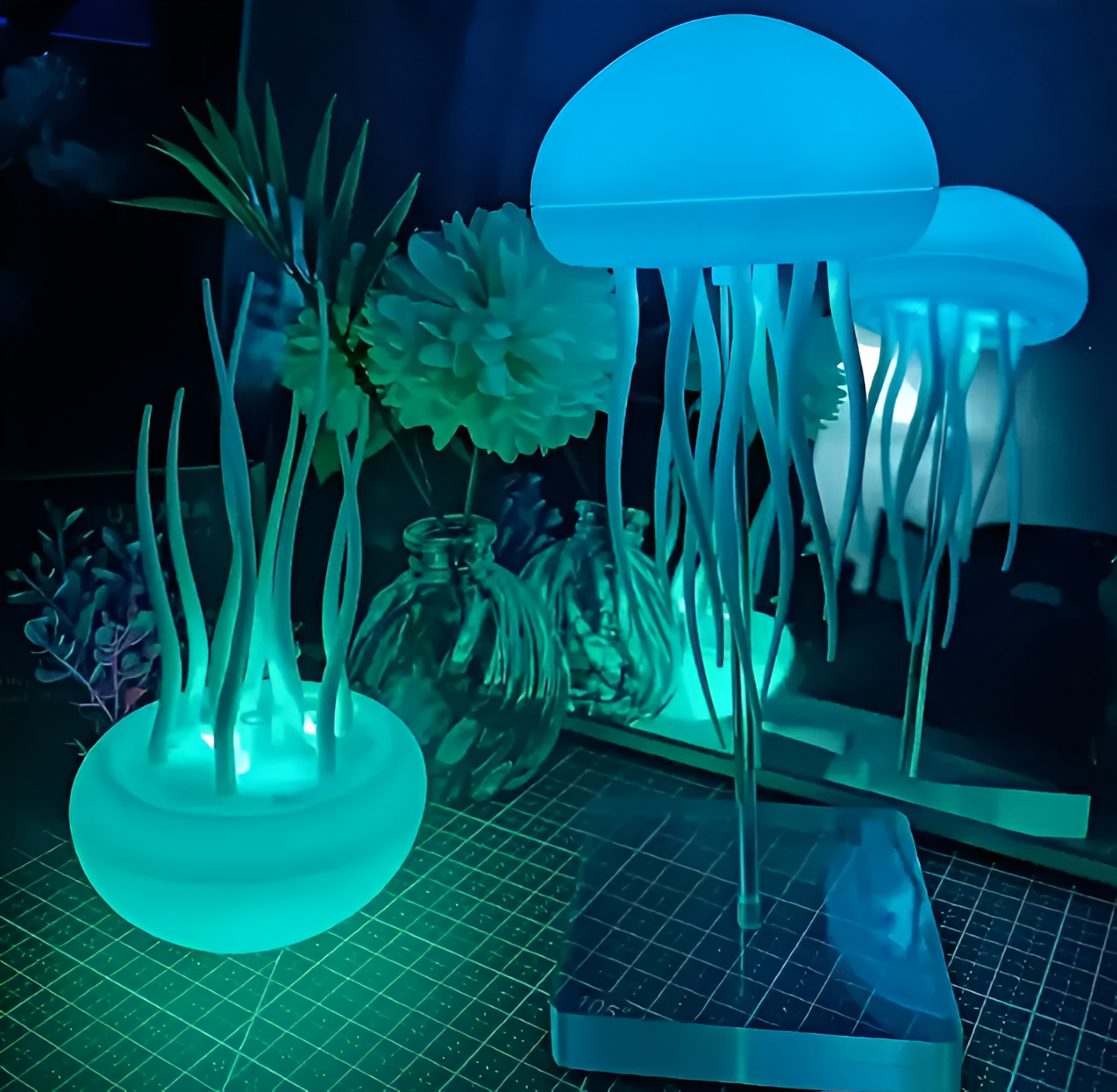 IllumBeats Quallen Tischlampe - Farbwechselndes, Sprachgesteuertes und Wiederaufladbares Nachtlicht