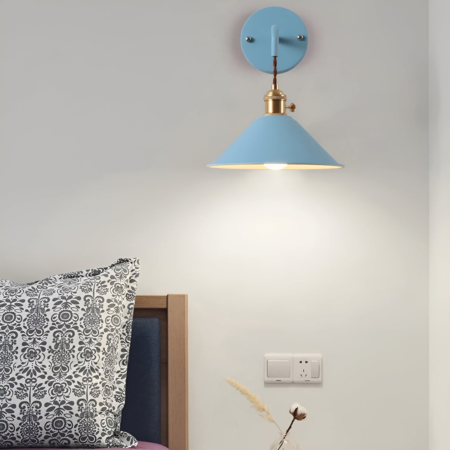 RetroGlow – Vintage-inspirierte Wandlampe mit verspielter Eleganz