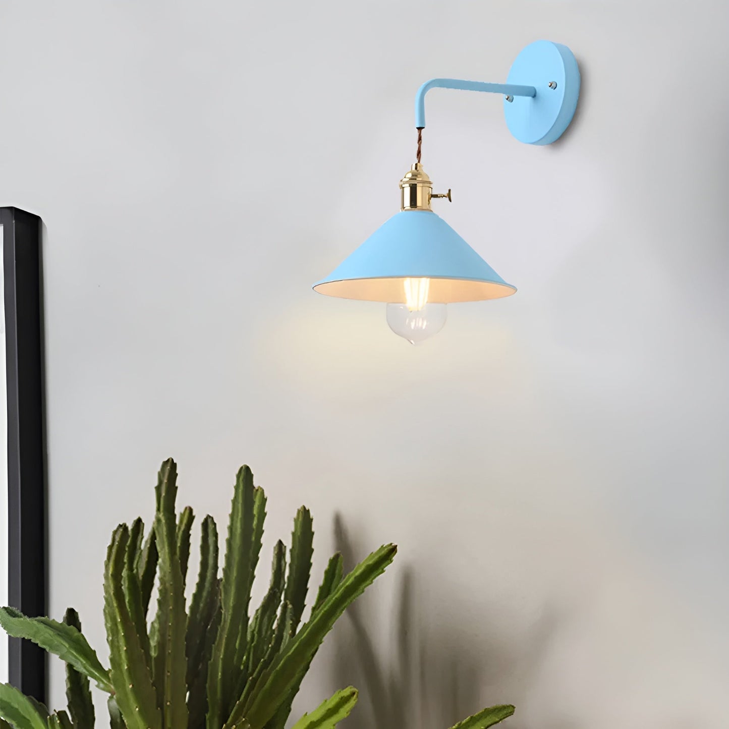 RetroGlow – Vintage-inspirierte Wandlampe mit verspielter Eleganz