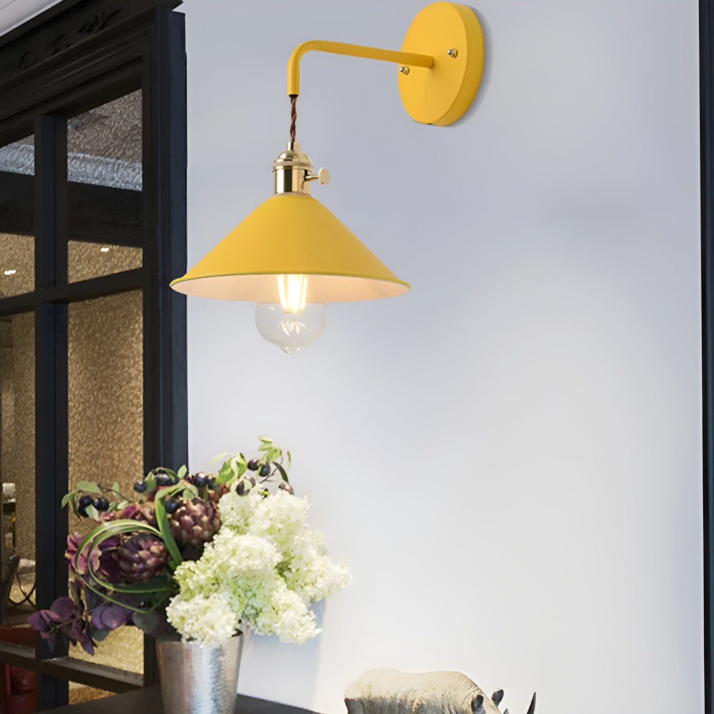 RetroGlow – Vintage-inspirierte Wandlampe mit verspielter Eleganz