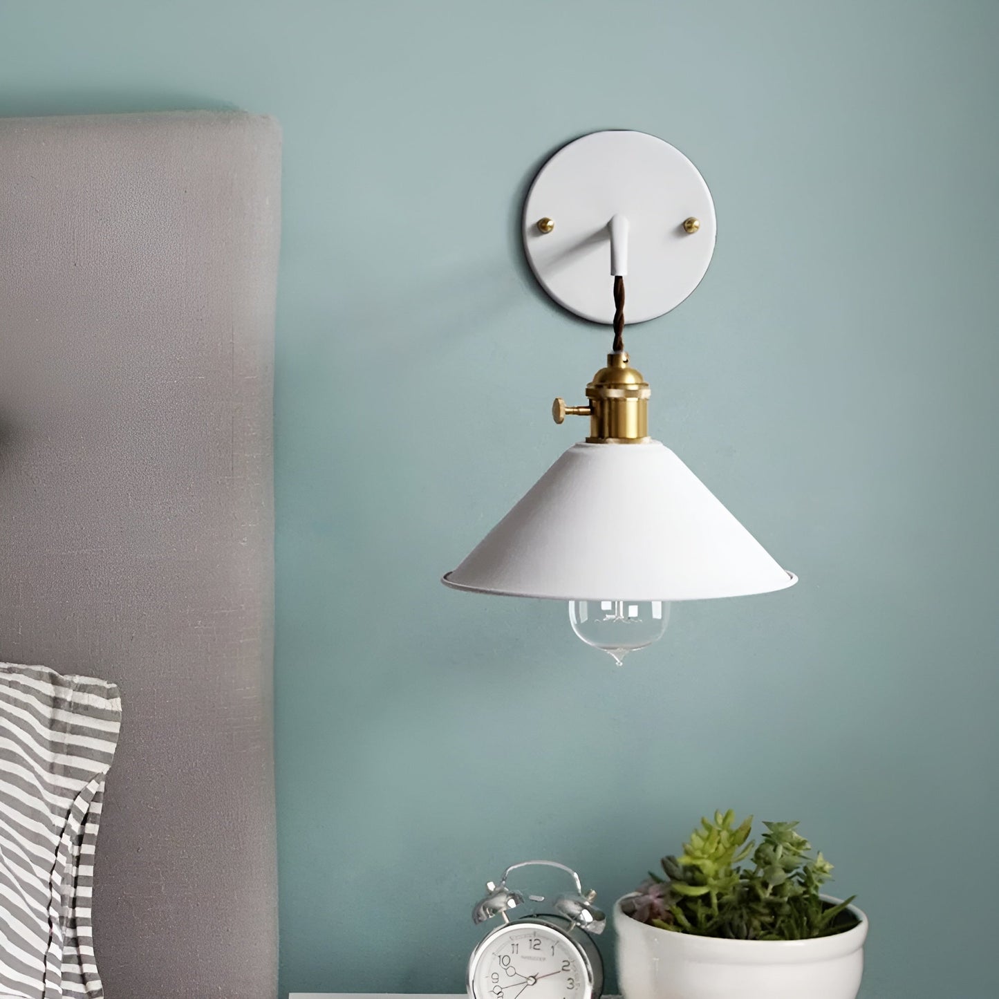 RetroGlow – Vintage-inspirierte Wandlampe mit verspielter Eleganz