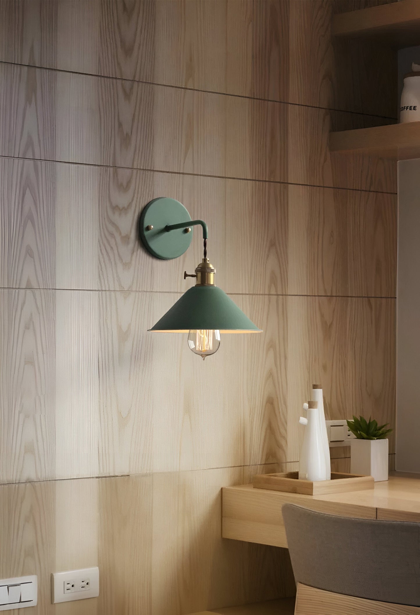 RetroGlow – Vintage-inspirierte Wandlampe mit verspielter Eleganz