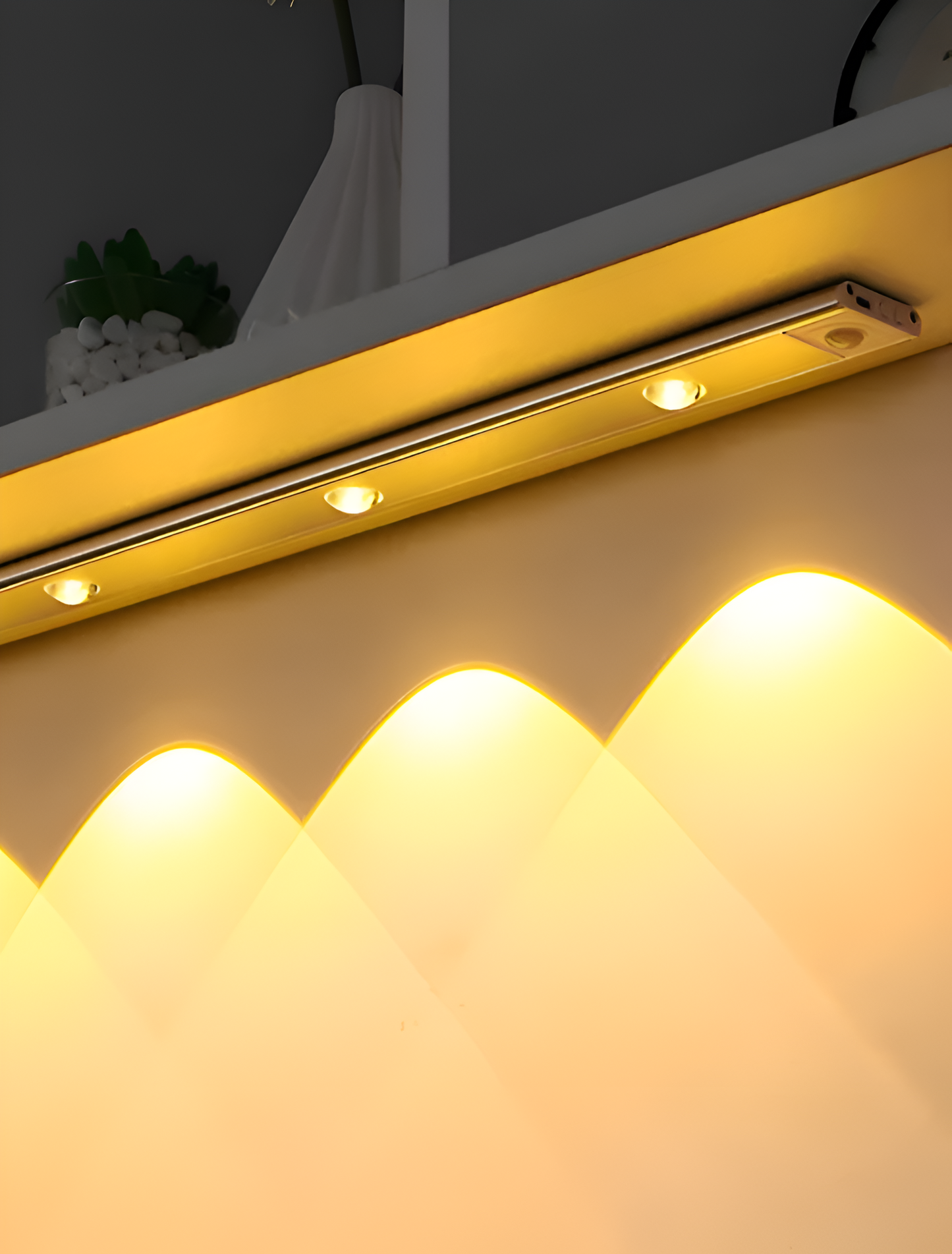 SensoBeam LED Strip - Ultra dünne, USB wiederaufladbare Aluminium Wandleuchte mit PIR Sensor