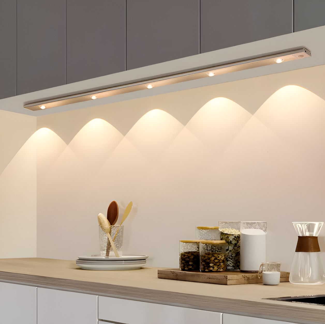SensoBeam LED Strip - Ultra dünne, USB wiederaufladbare Aluminium Wandleuchte mit PIR Sensor