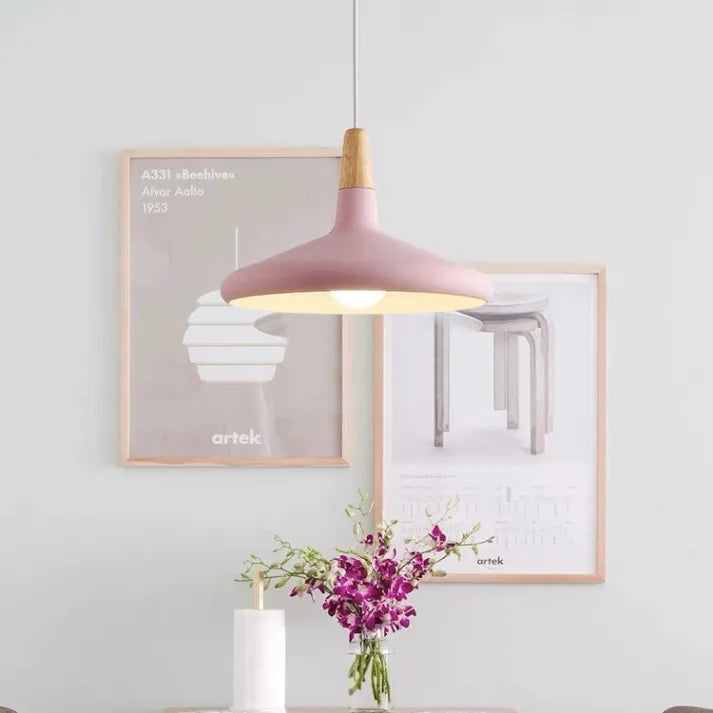 Aufhängung Französisches Macaron Conique - Lampe aus Aluminium und Holz im modernen und spielerischen Design