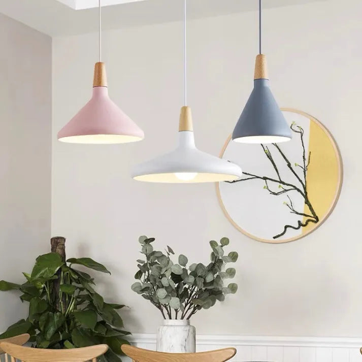 Aufhängung Französisches Macaron Conique - Lampe aus Aluminium und Holz im modernen und spielerischen Design