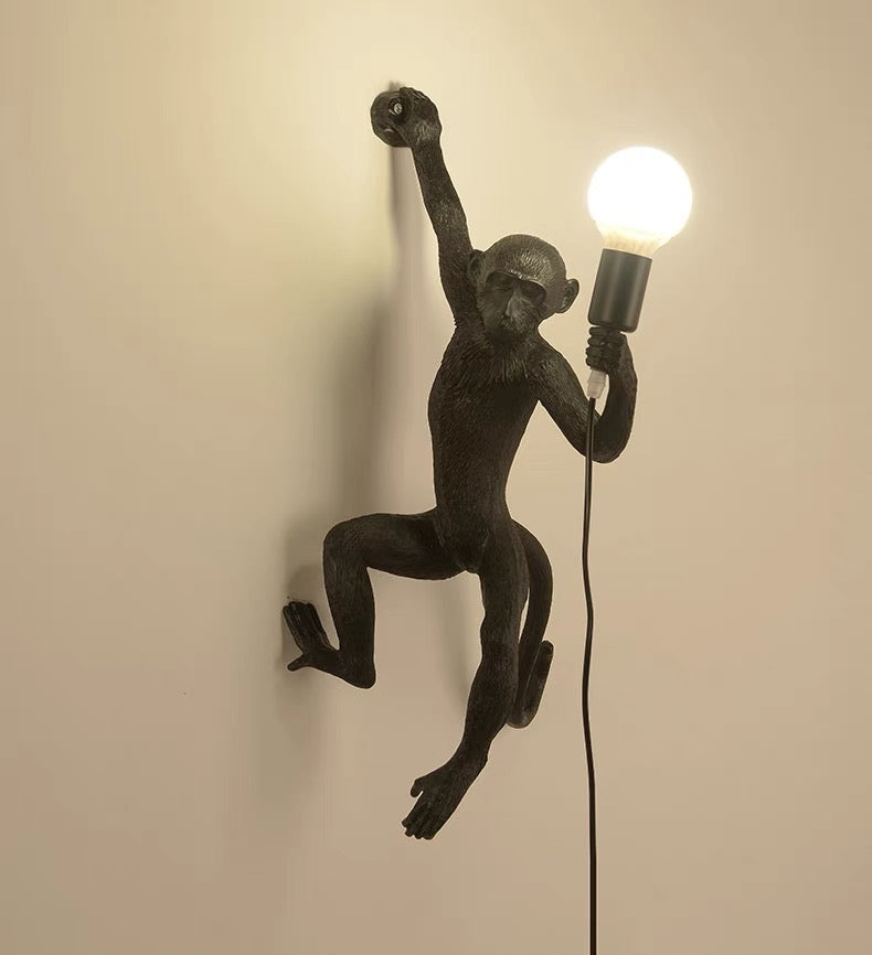 Wandleuchte mit skurrilem Design eines Harzaffen