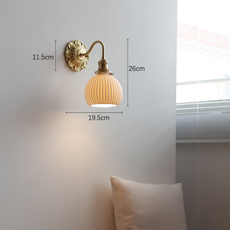 Garduru & Weiße Keramikwandleuchte – Klassische Eleganz für zeitlose Interiors