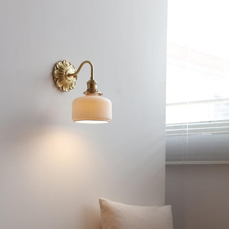 Garduru & Weiße Keramikwandleuchte – Klassische Eleganz für zeitlose Interiors
