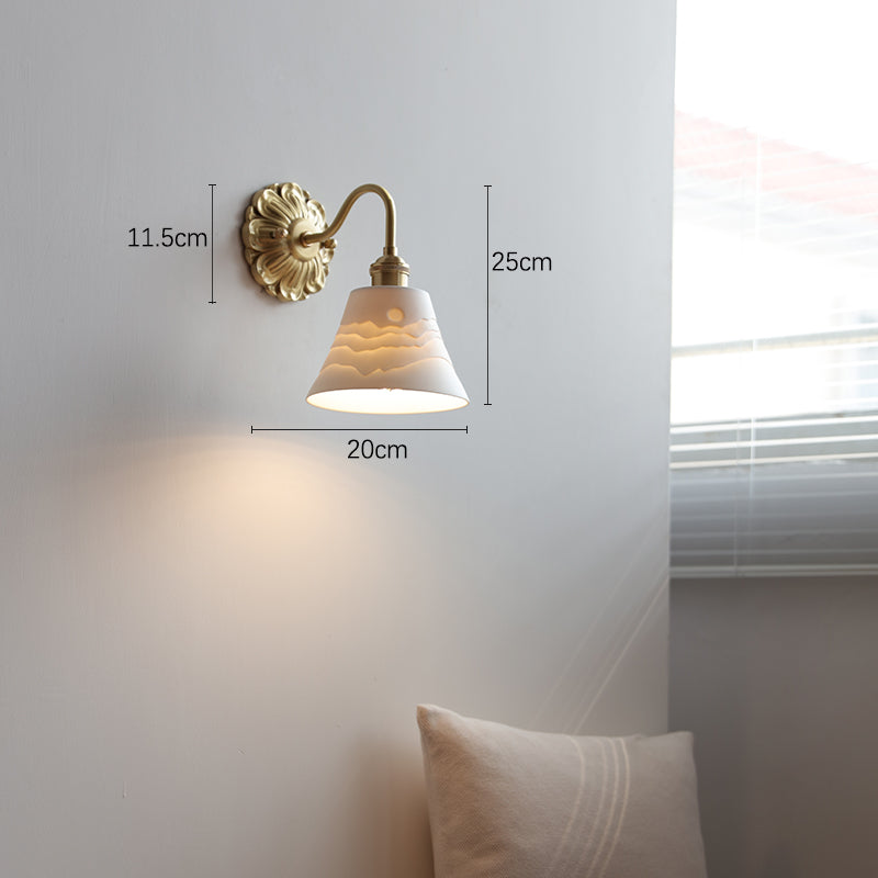 Garduru & Weiße Keramikwandleuchte – Klassische Eleganz für zeitlose Interiors
