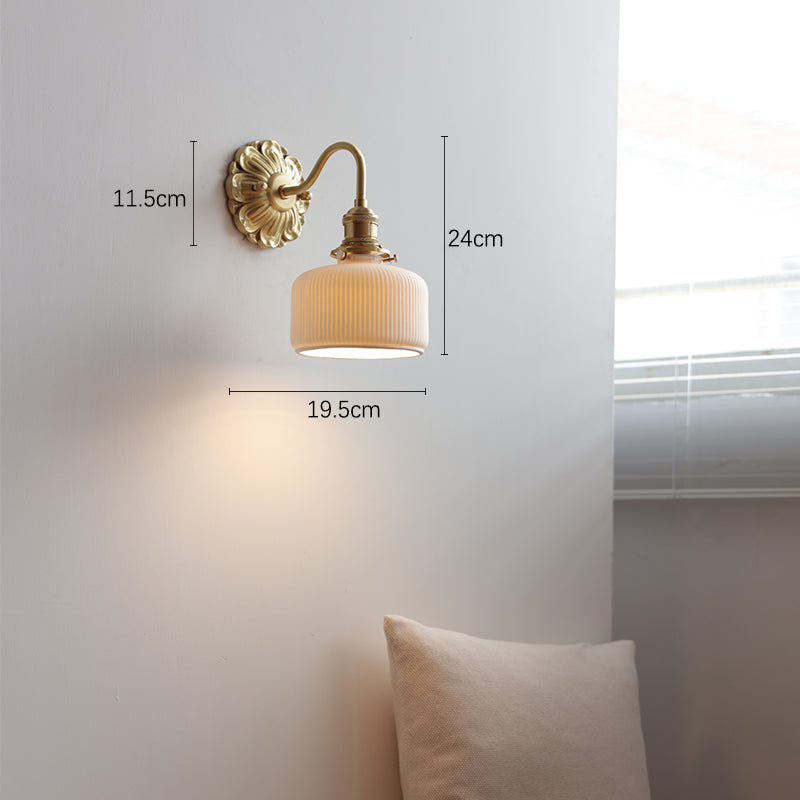 Garduru & Weiße Keramikwandleuchte – Klassische Eleganz für zeitlose Interiors