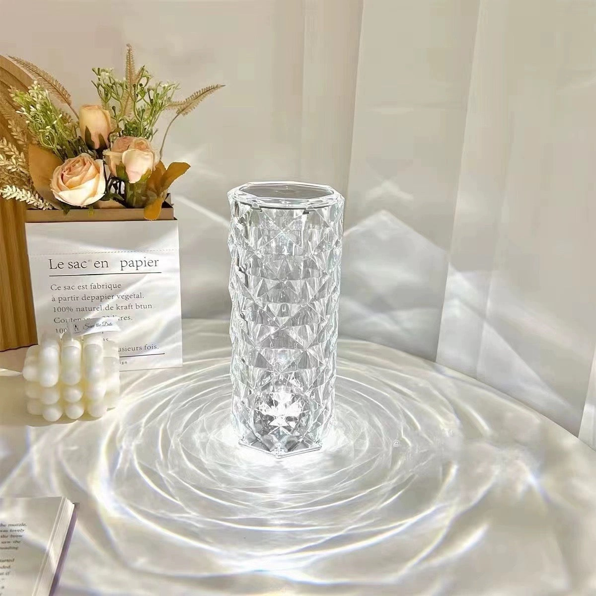 CrystalGlow – Luxus Tischlampe mit funkelndem Design